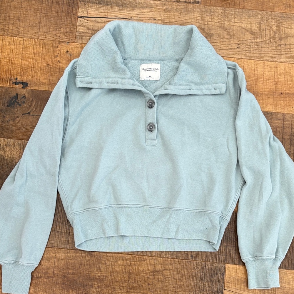 Cute Abercrombie buttoned cropped sweatshirt XS